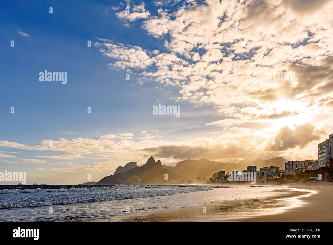 Edifici intorno alla spiaggia di Ipanema a Rio de Janeiro durante un pomeriggio estivo nuvoloso Foto Stock