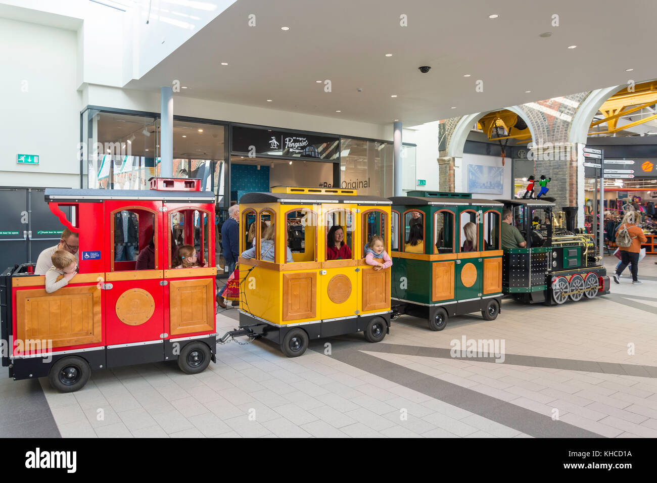 Avvisatore acustico esprimere i bambini del treno a Swindon Designer Outlet, Swindon, Wiltshire, Inghilterra, Regno Unito Foto Stock