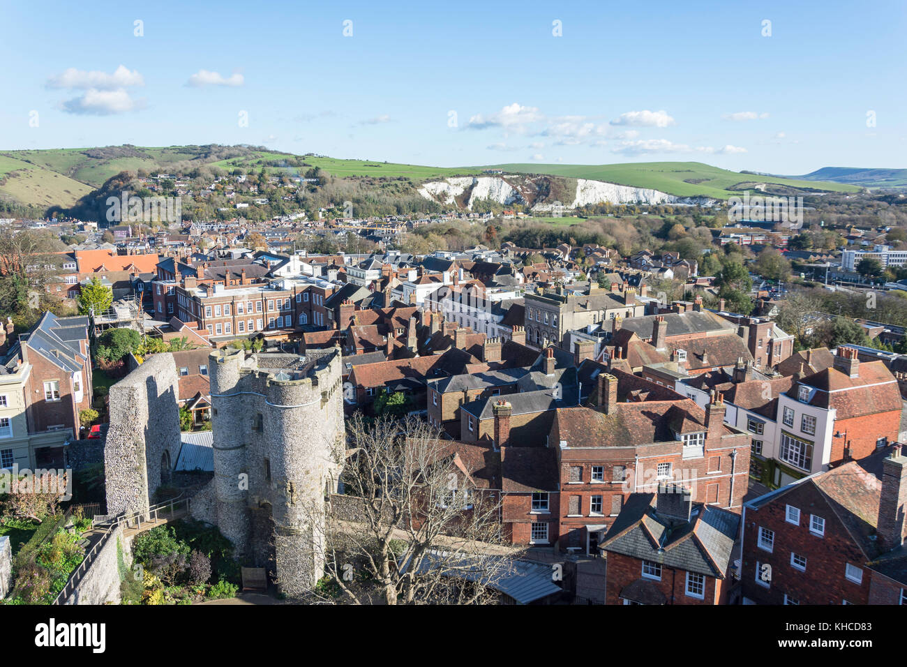 Il Normanno Gatehouse & Barbican e città dalla Torre Sud, Lewes Castle, High Street, East Sussex, England, Regno Unito Foto Stock