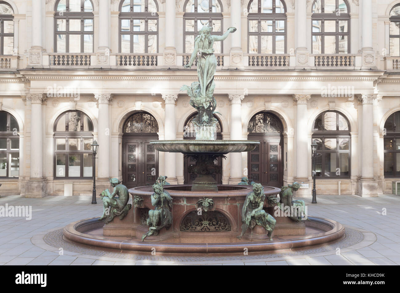 Municipio di Amburgo cortile con fontana Hygieia. Foto Stock