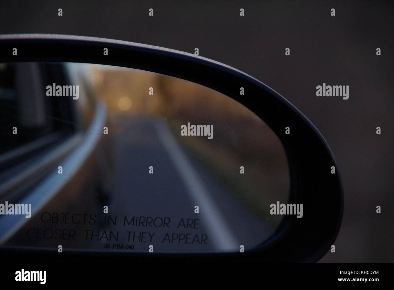 Close-up del lato passeggero specchio parafango su un 2001 Ford focus zx3 lungo una strada nella contea di berkeley, West Virginia. Foto Stock