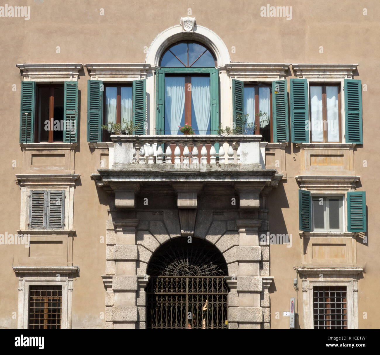 Villa italiana facciata con finestre, Italia, 2017. Foto Stock