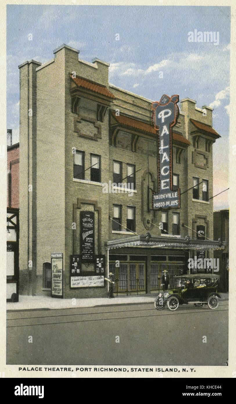 Cartolina colorata a mano del Palace Theatre, l'insegna dell'edificio recita 'Vaudeville, Photo plays', un'auto parcheggiata di fronte, un uomo in piedi sul marciapiede, intitolato 'Palace Theatre, Port Richmond, Staten Island, New York', Staten Island, New York, 1900. Dalla Biblioteca pubblica di New York. Foto Stock