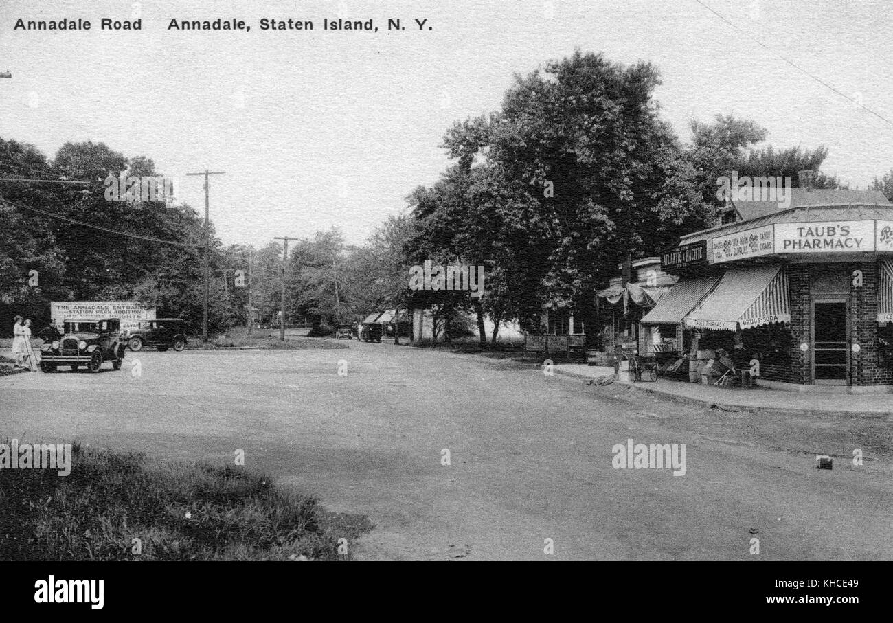 Cartolina che mostra un'ampia strada sterrata, un'auto parcheggiata a sinistra, case e aziende a destra, inclusa una con un cartello con la scritta 'Taub's Pharmacy', intitolata 'Annadale Road, Annadale, Staten Island, New York', Staten Island, New York, 1900. Dalla Biblioteca pubblica di New York. Foto Stock