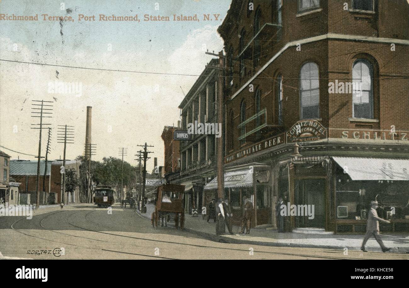 Cartolina colorata a mano con un carrello, carrozza trainata da cavalli, persone in strada, Hotel Schlitz all'angolo, segno che fa pubblicità alla birra di Schlitz Milwaukee, intitolata 'Richmond Terrace, Port Richmond, Staten Island, New York', Staten Island, New York, 1900. Dalla Biblioteca pubblica di New York. Foto Stock