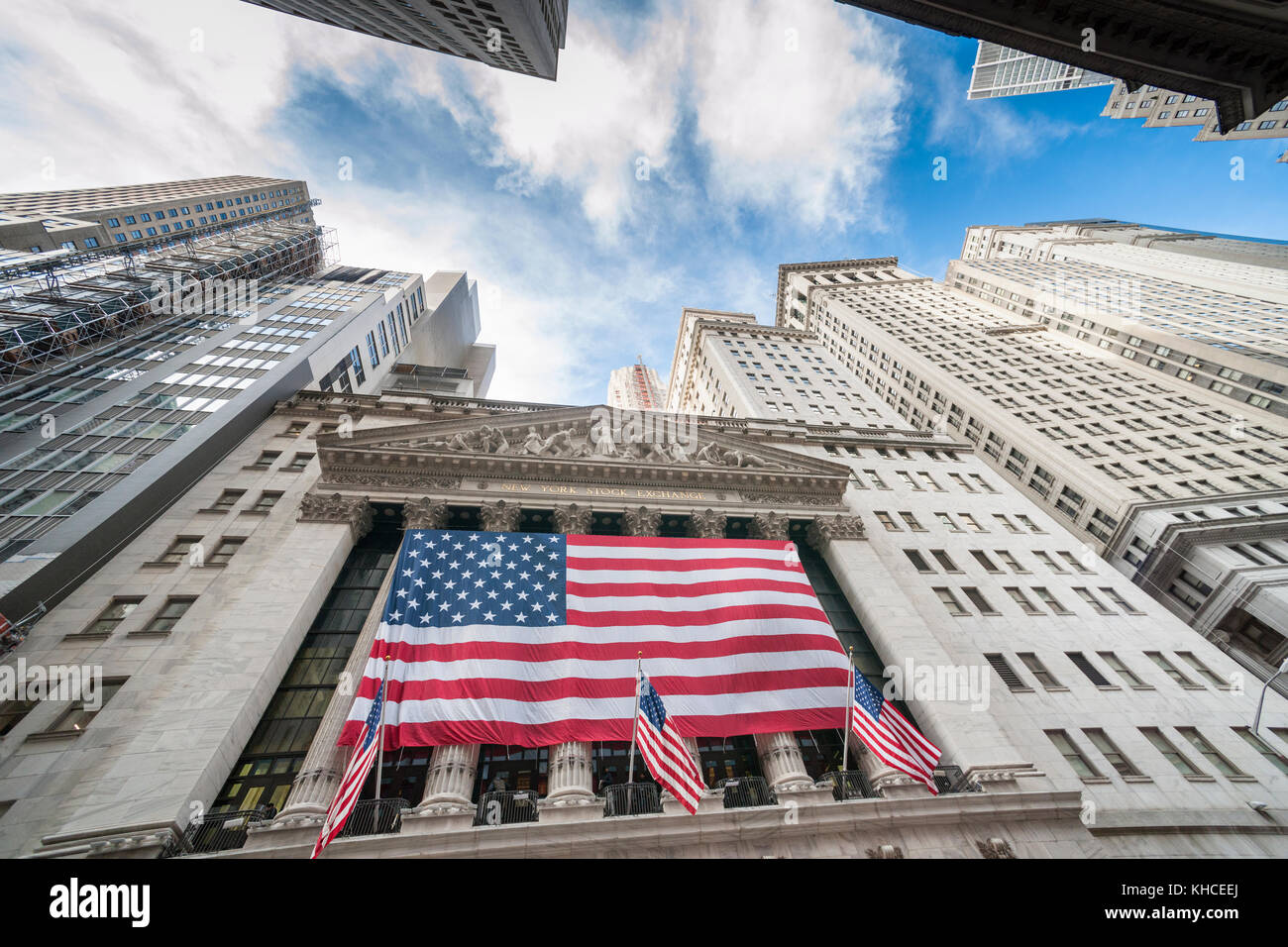 Un gigante di bandiera americana è spiegata attraverso la facciata del new york stock exchange su 11:11 am per commemorare il giorno dei veterani (osservato) in new york venerdì, 10 novembre 2017. Originariamente sa come il giorno dell'armistizio, la vacanza memorializes che sull'undicesima ora dell'undicesimo giorno dell'undicesimo mese le armi hanno taciuto in1918 segna la fine della I guerra mondiale. La vacanza è stata ampliata per includere tutti i soldati americani di tutte le guerre.(© richard b. levine) Foto Stock