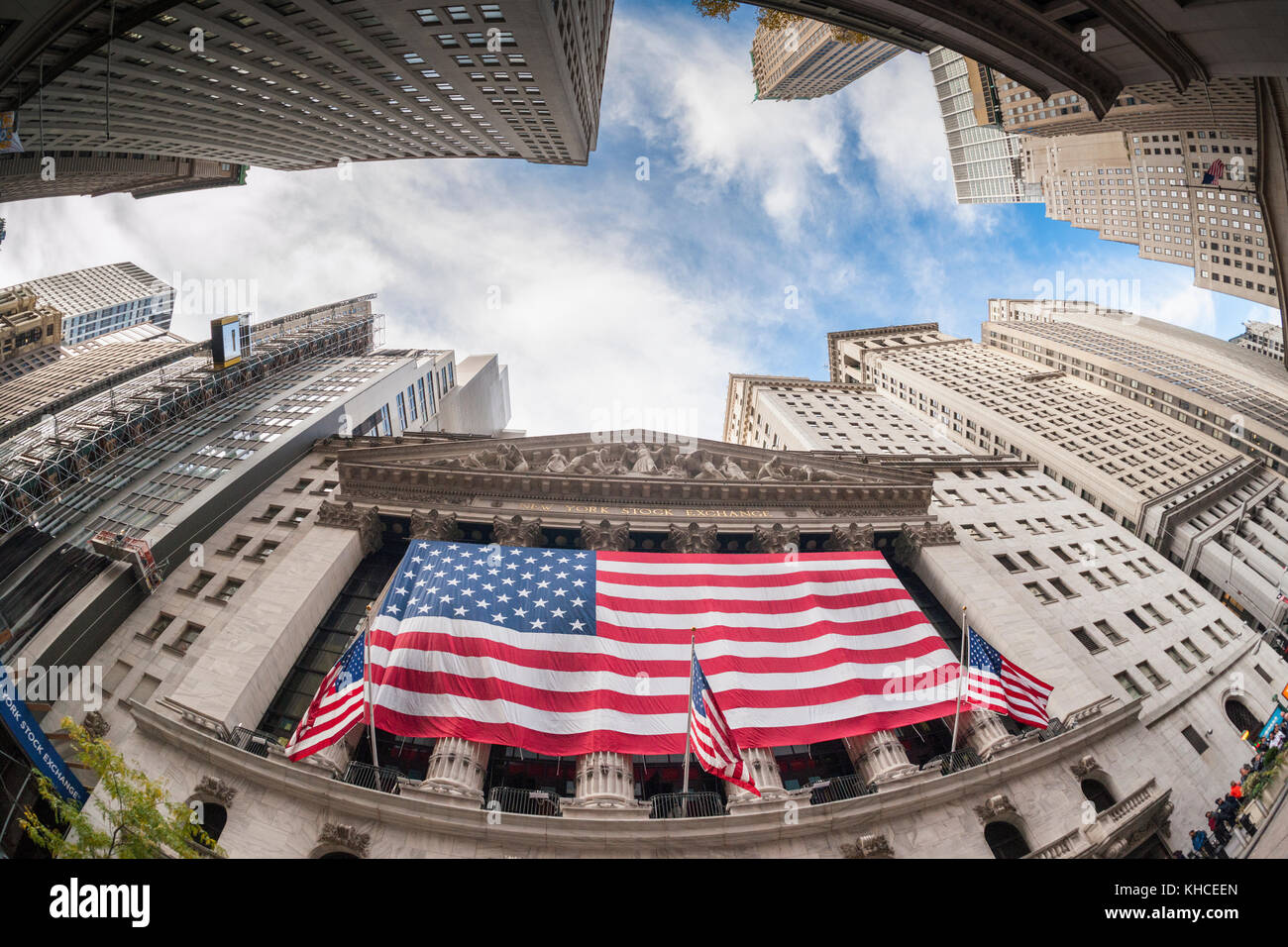 Un gigante di bandiera americana è spiegata attraverso la facciata del new york stock exchange su 11:11 am per commemorare il giorno dei veterani (osservato) in new york venerdì, 10 novembre 2017. Originariamente sa come il giorno dell'armistizio, la vacanza memorializes che sull'undicesima ora dell'undicesimo giorno dell'undicesimo mese le armi hanno taciuto in1918 segna la fine della I guerra mondiale. La vacanza è stata ampliata per includere tutti i soldati americani di tutte le guerre.(© richard b. levine) Foto Stock
