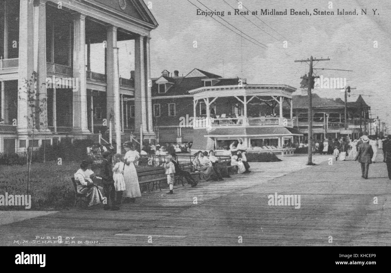 Cartolina che mostra le persone su una passerella, edifici e un chiosco, intitolato godersi un riposo a Midland Beach, Staten Island, New York, pubblicato da MM Schaffer e Son, 1900. Dalla Biblioteca pubblica di New York. Foto Stock