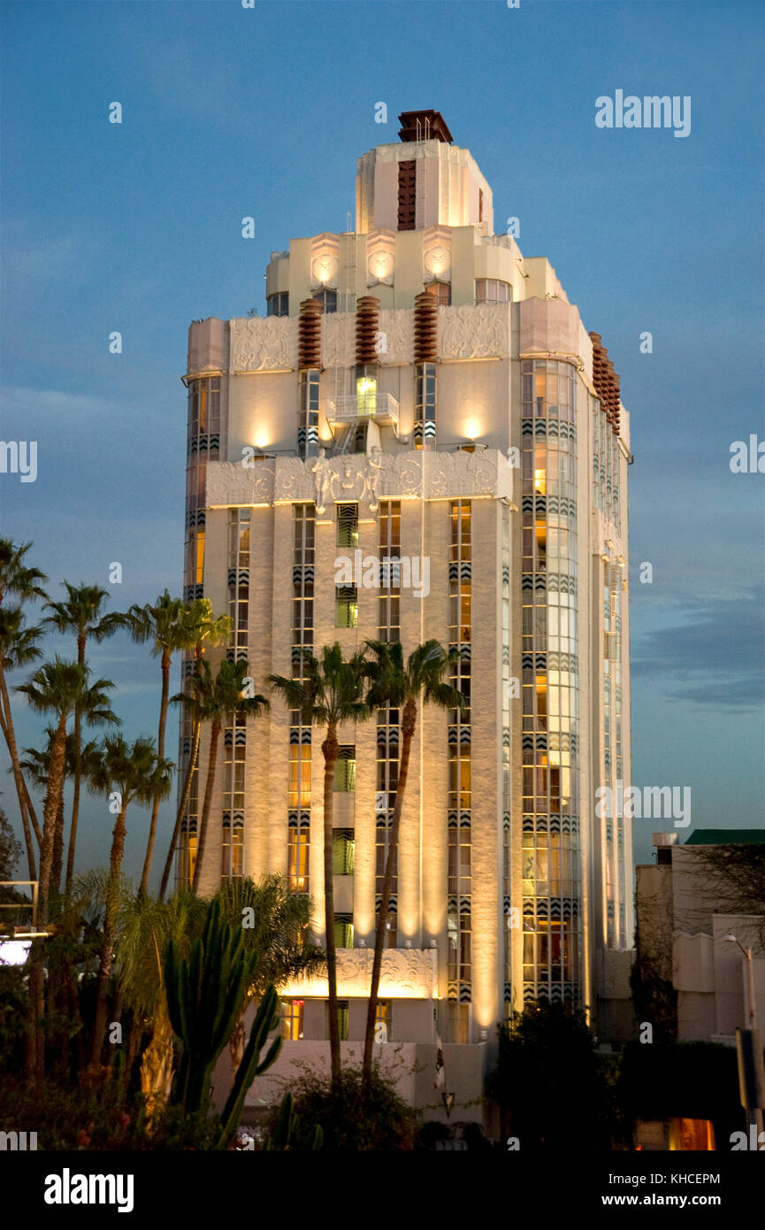 Sunset Tower Hotel al tramonto sul Sunset Strip di Los Angeles, CA Foto Stock