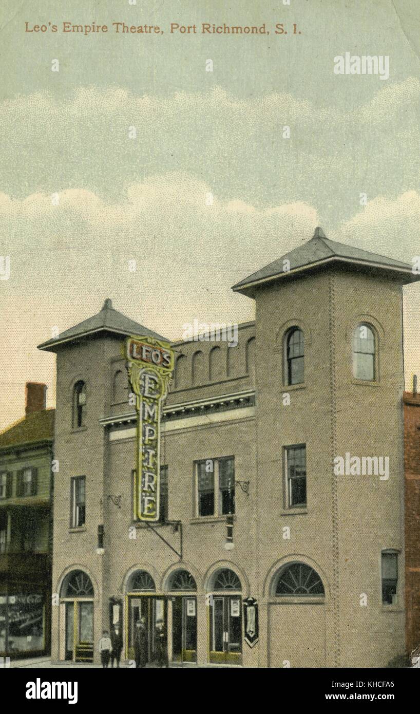 Una fotografia dell'esterno dell'Empire Theatre Leo, era un cinema dal 1916 al 1978, tre uomini e un ragazzo possono vedere in posa per il fotografo, Port Richmond, state Island, New York, Richmond, Virginia, 1900. Dalla Biblioteca pubblica di New York. Foto Stock