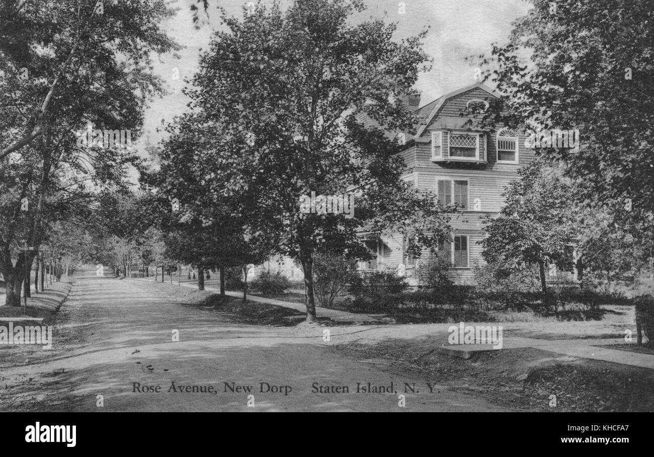 Una cartolina da una fotografia di Rose Avenue, la vista è lungo la strada che è fiancheggiata da alberi e marciapiedi, una casa a tre piani è visto in primo piano, New Dorp, Staten Island, New York, 1900. Dalla Biblioteca pubblica di New York. Foto Stock