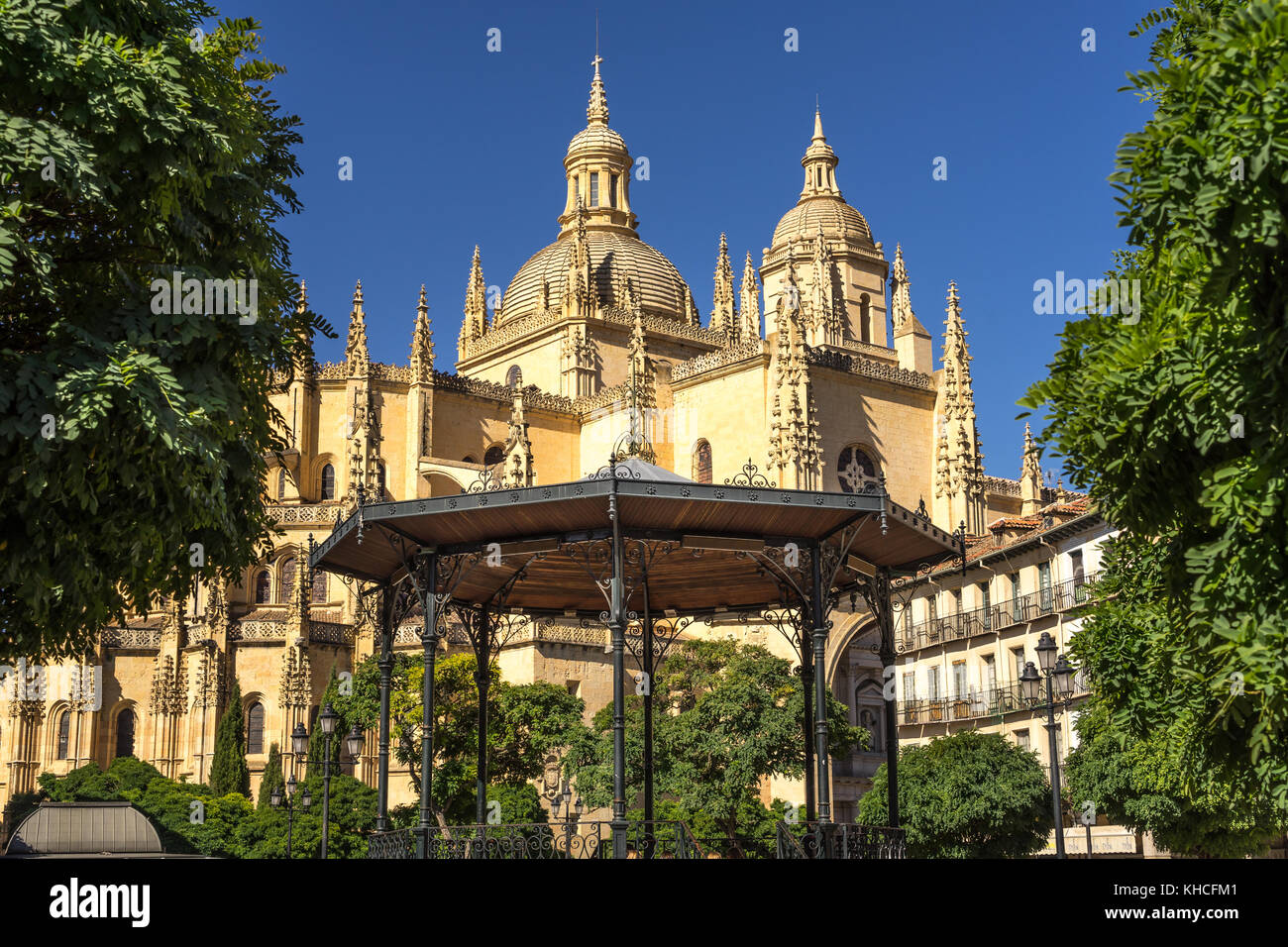 Catedral de santa maria de segovia nella storica città di Segovia Castiglia e Leon Spagna con gazebo in primo piano. Foto Stock