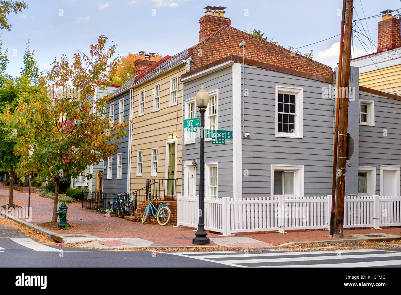 Vista sulla strada delle case in stile Cape Cod all'angolo tra Prospect St NW e 37 St NW nel quartiere storico di Georgetown, Washington D.C., USA. Foto Stock