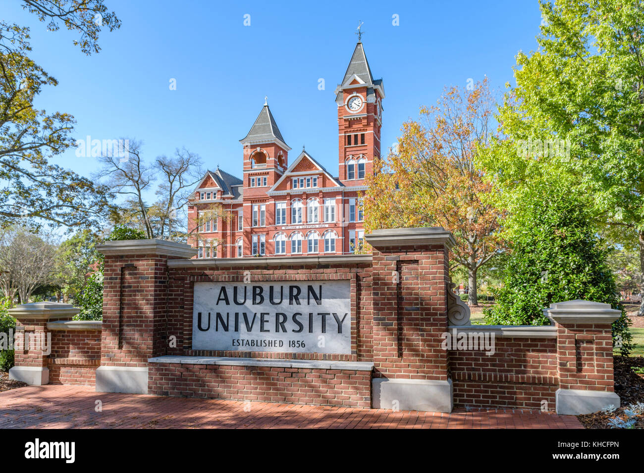 Auburn University, William J Samford Hall, edificio amministrativo del college campus con la sua torre dell'orologio di Auburn Alabama, Stati Uniti d'America. Foto Stock