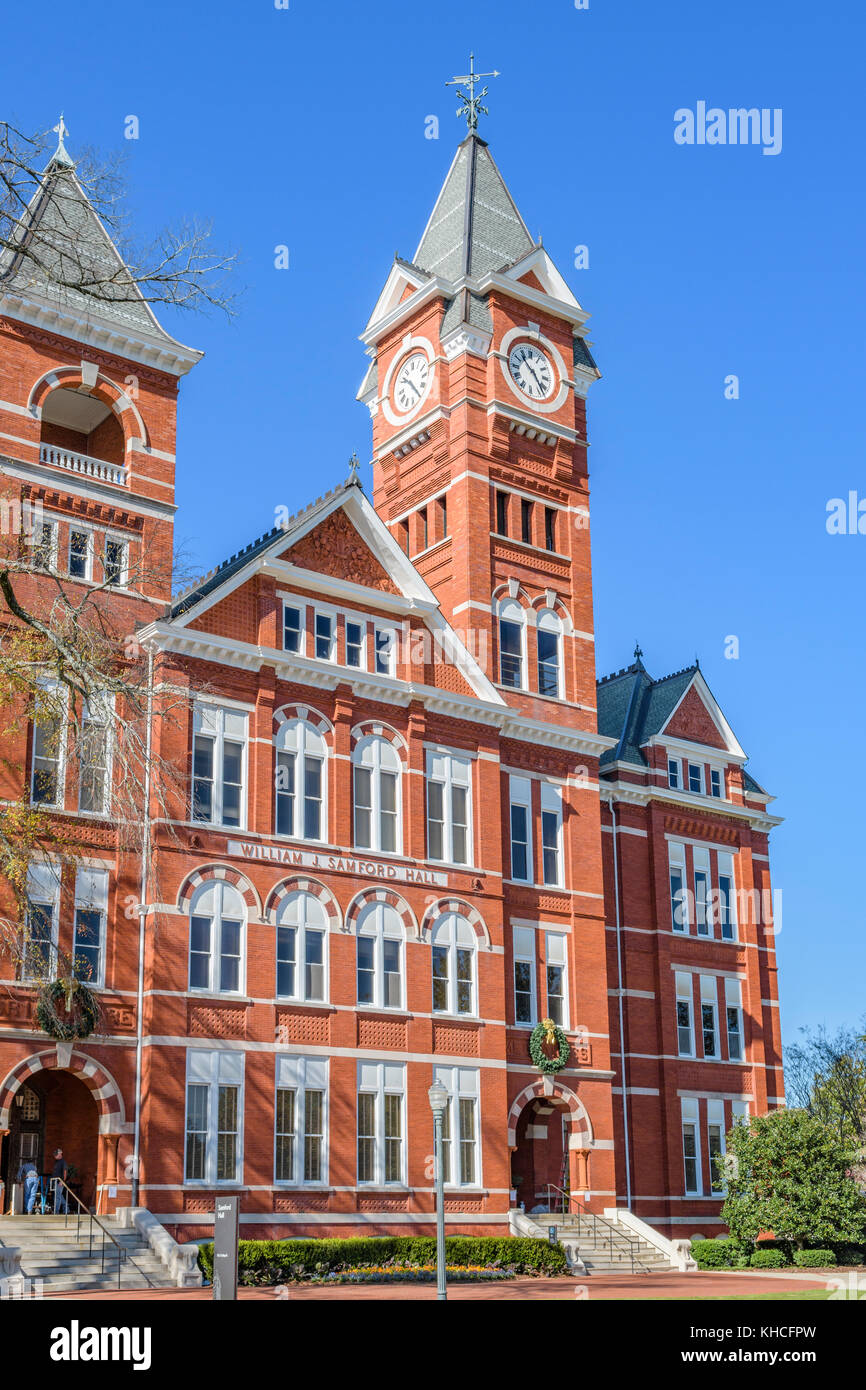Auburn University, William j samford hall, edificio amministrativo del college campus con la sua torre dell'orologio di Auburn Alabama, Stati Uniti d'America. Foto Stock