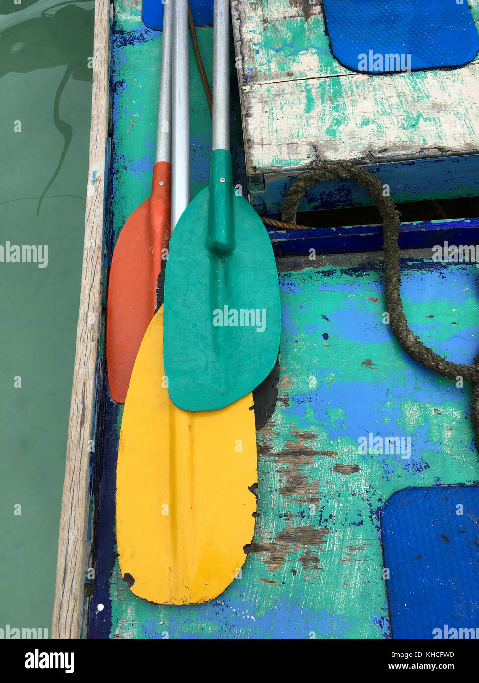 Kayak pagaie prevista sulla coperta della barca Foto Stock