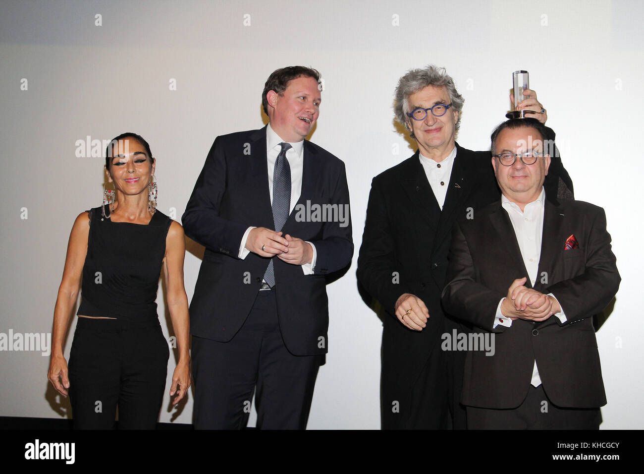 Filmfest Hamburg al Cinemaxx di Amburgo con: Shirin Neshat, Carsten Brosda, Wim Wenders, Albert Wiederspiel, Filmfest Hamburg, Douglas-Sirk Preis, Cinemaxx-Dammtor, Hamburg, 13.10.17 dove: Amburgo, Germania quando: 16 ottobre 2017 credito: Becher/WENN.com Foto Stock