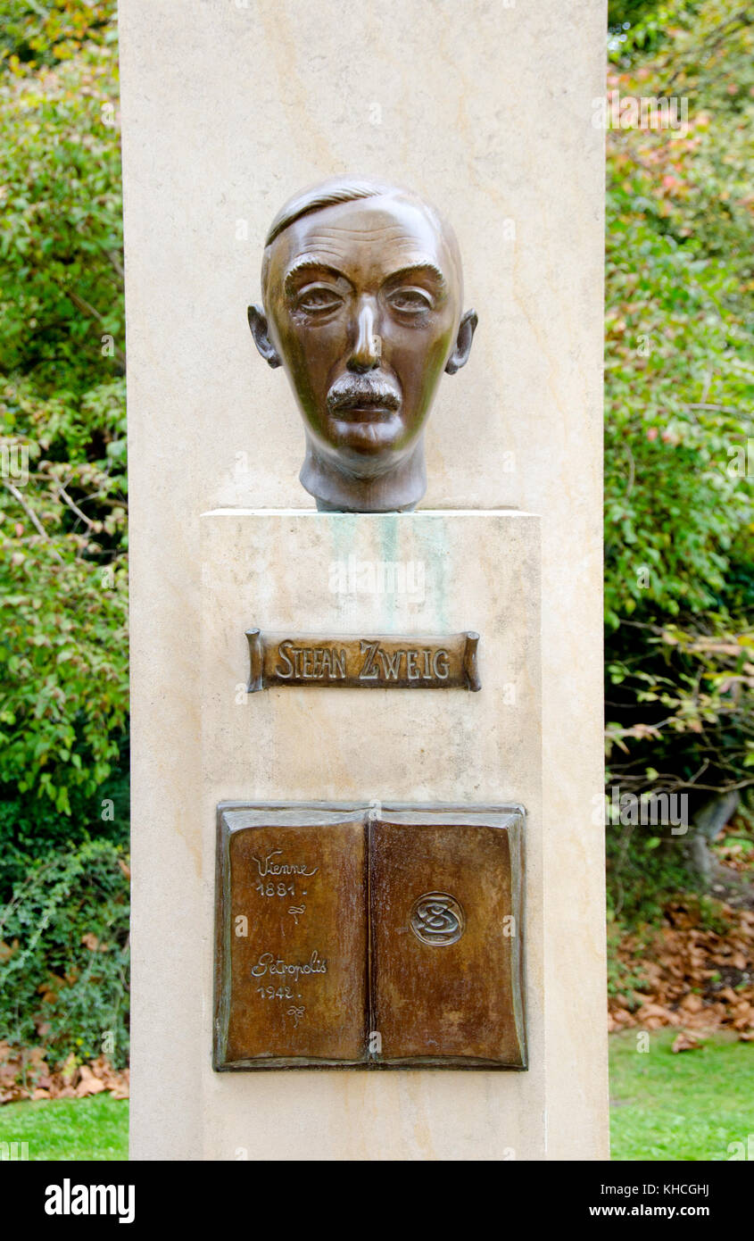 Parigi, Francia. Jardin de Luxembourg (6° Arr) busto di bronzo di Stefan Zweig (1881-1942) autore e drammaturgo austriaco Foto Stock