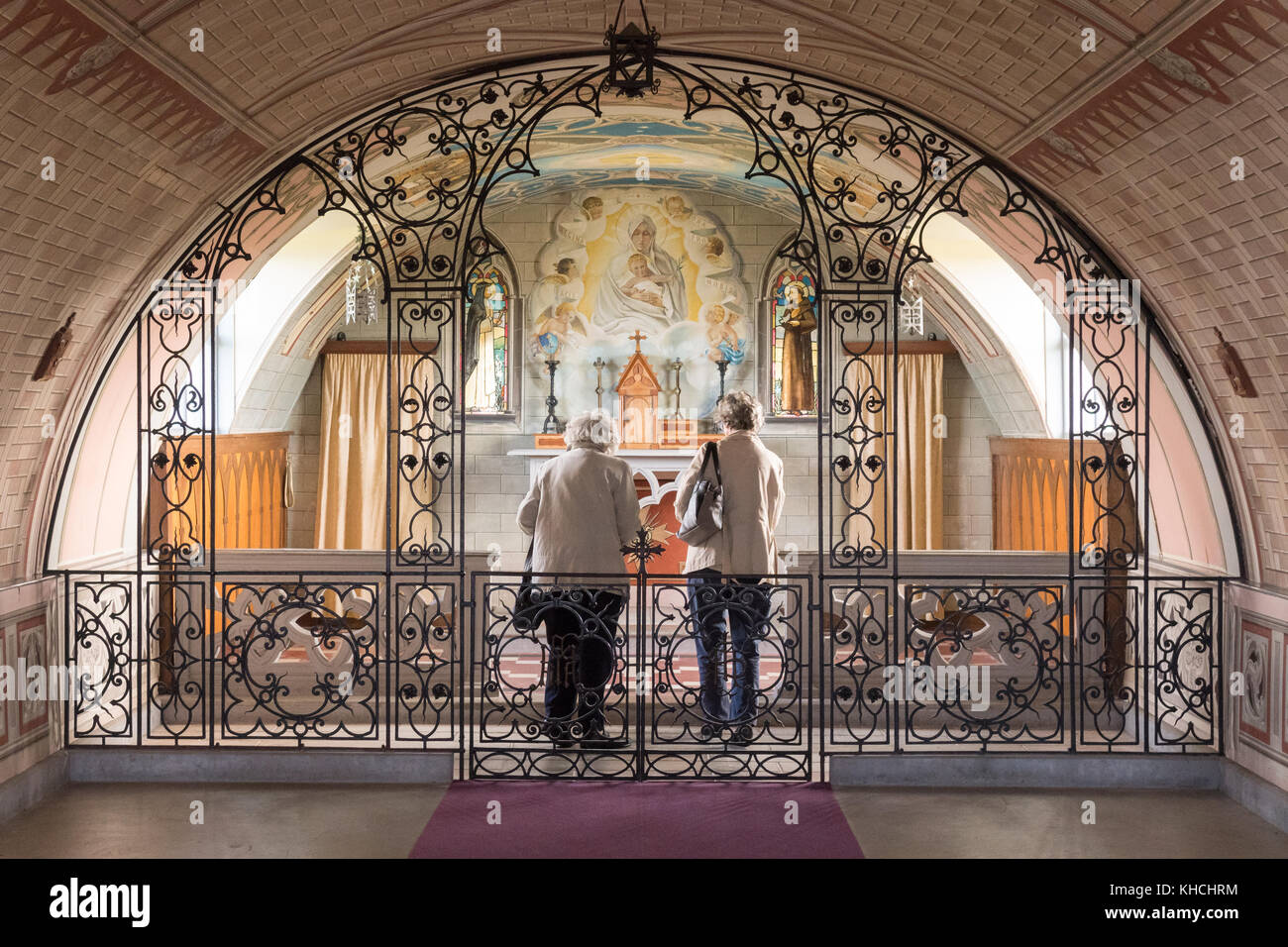 Cappella italiana, Orkney - due anziane signore all'interno della piccola cappella - Lamb Holm, Orkney Islands, Scotland, Regno Unito Foto Stock