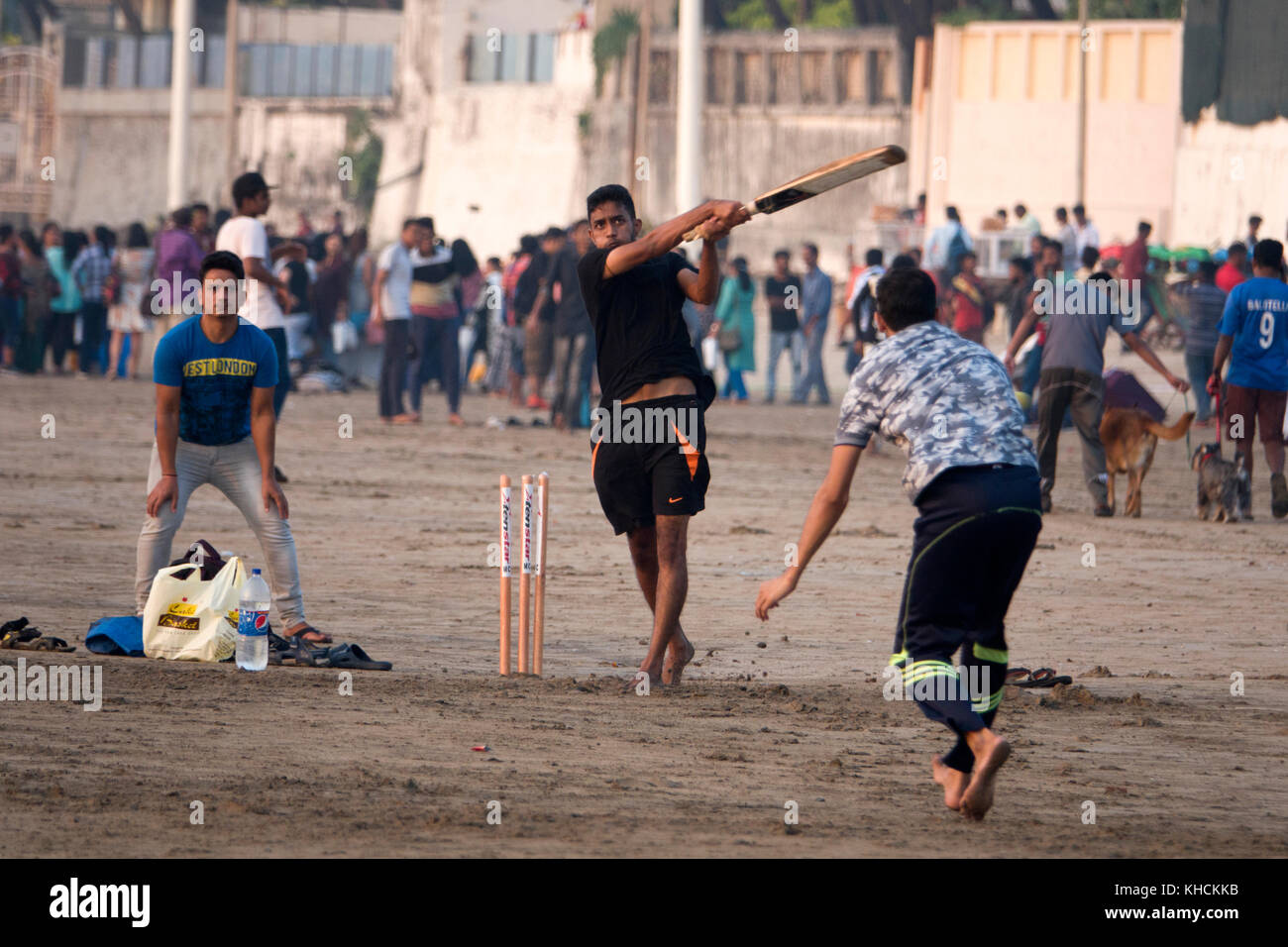 Giocare a Beach cricket nel tardo pomeriggio, Juhu Beach, Mumbai Foto Stock