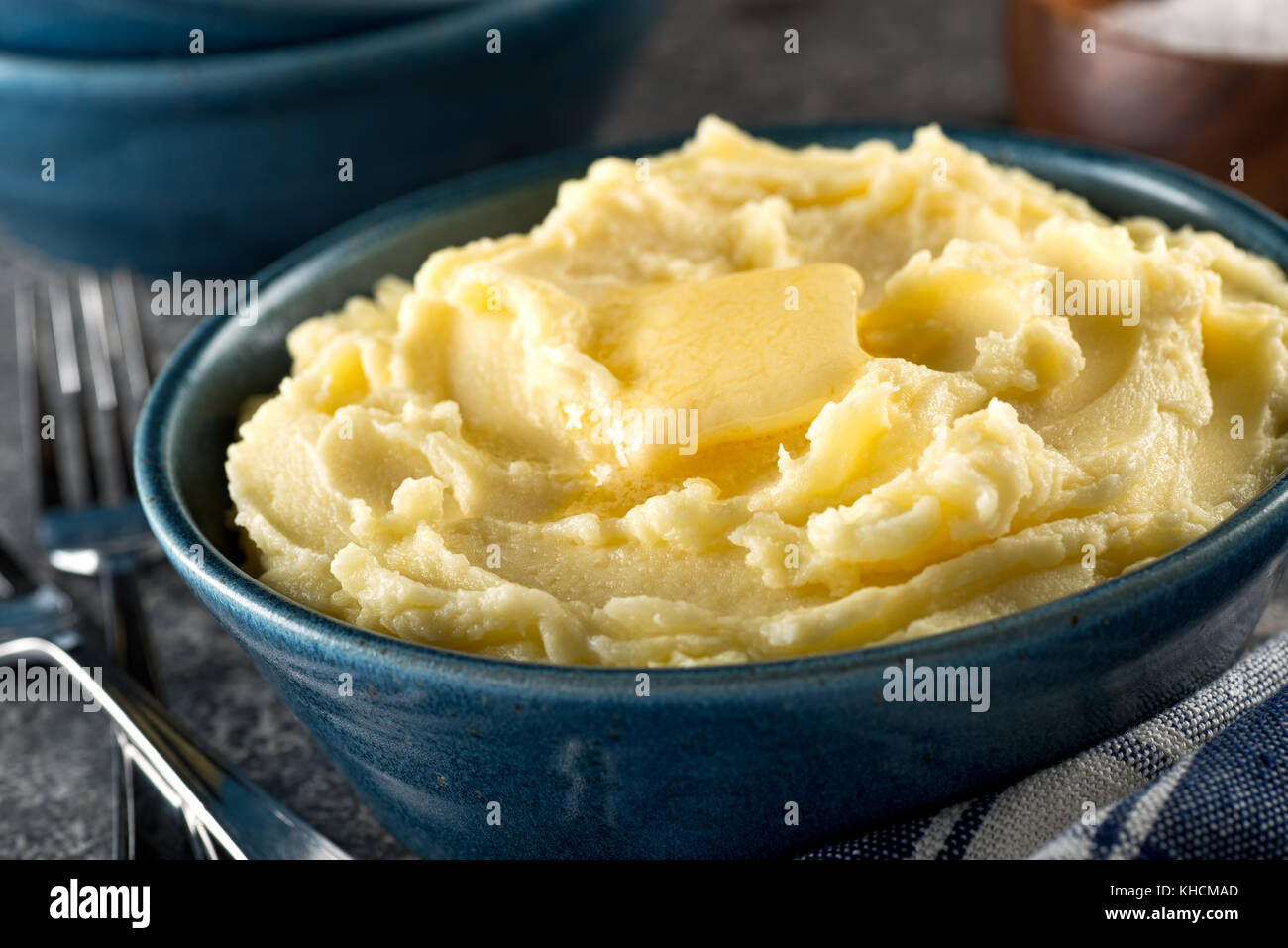 Una tazza di delizioso purè di patate con il burro fuso. Foto Stock