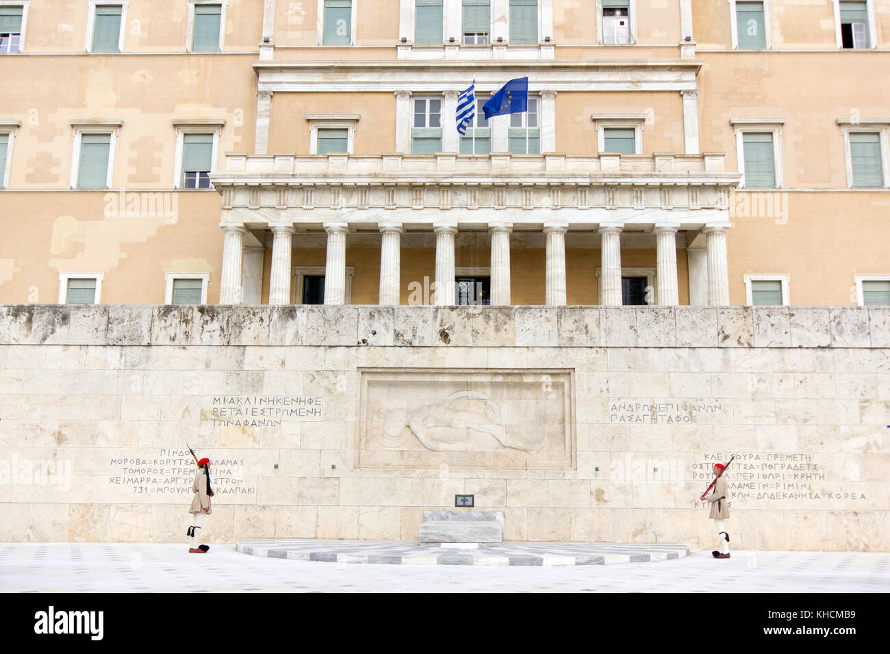 Il greco guardia presidenziale chiamato tsoliades vestito in uniforme tradizionale presso il monumento del milite ignoto di fronte al parlamento greco, Foto Stock