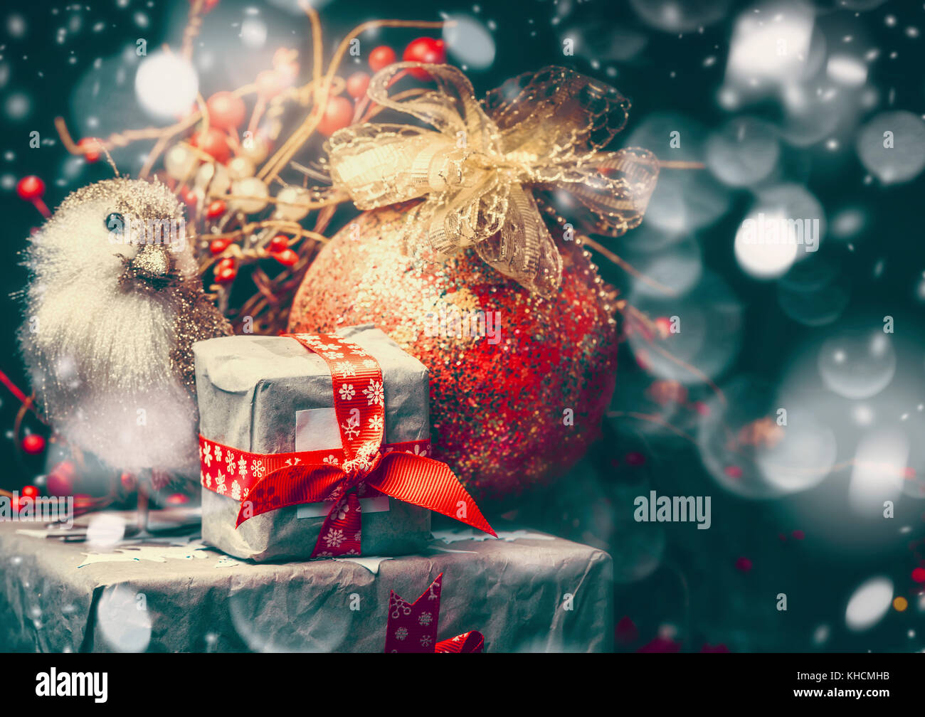 Regali Di Natale Bellissimi.Scheda Di Natale Con Bellissimi Regali Confezionati Vintage Palla Di Natale Con Nastro E Un Uccello Scuro Su Sfondo Di Neve In Stile Retro Foto Stock Alamy