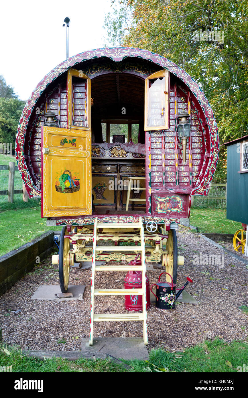 Dipinto a mano tradizionale gypsy caravan, vista frontale Foto Stock