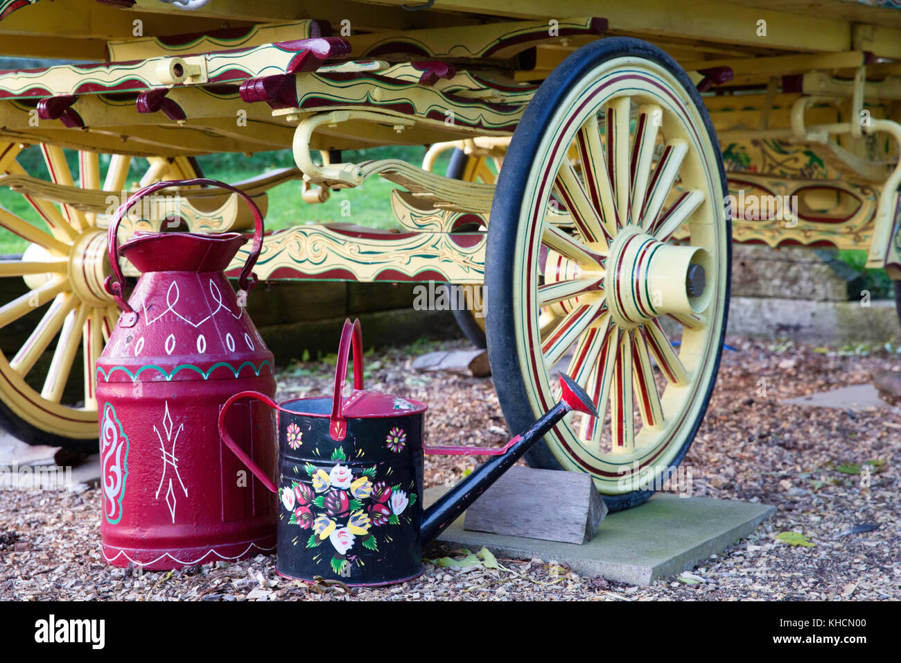 Verniciato giallo ruote della tradizionale gypsy caravan Foto Stock