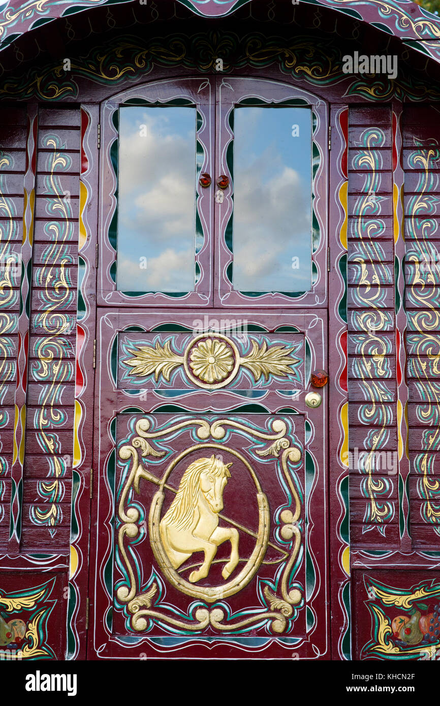 Dipinto a mano porta della tradizionale gypsy caravan, dettaglio Foto Stock