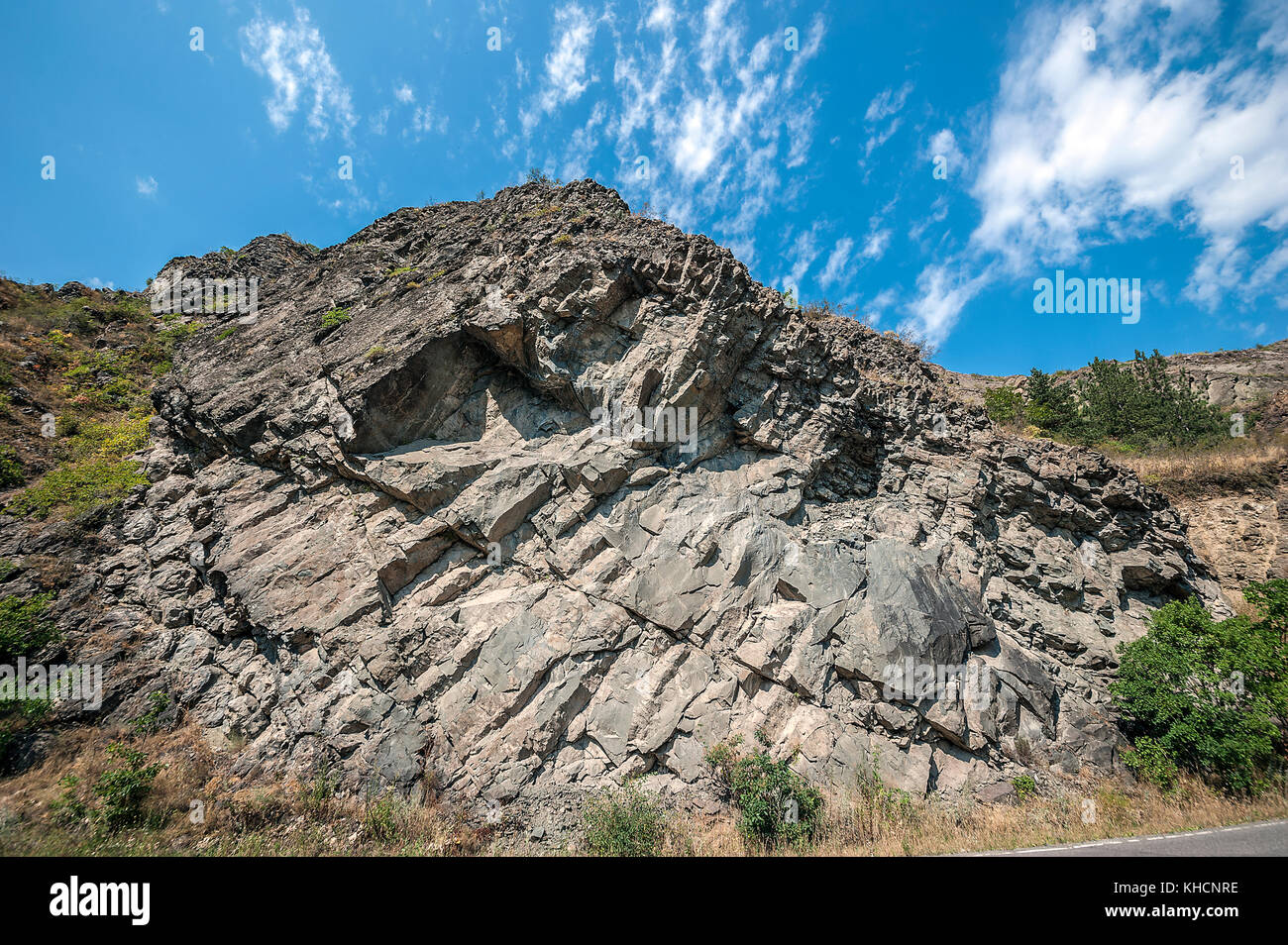Georgia. la strada di akhaltsikhe a vardzia si corre lungo la splendida roccioso canyon del fiume Kura. Foto Stock