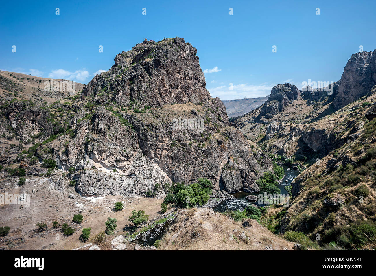 Georgia. la strada di akhaltsikhe a vardzia si corre lungo la splendida roccioso canyon del fiume Kura. Foto Stock