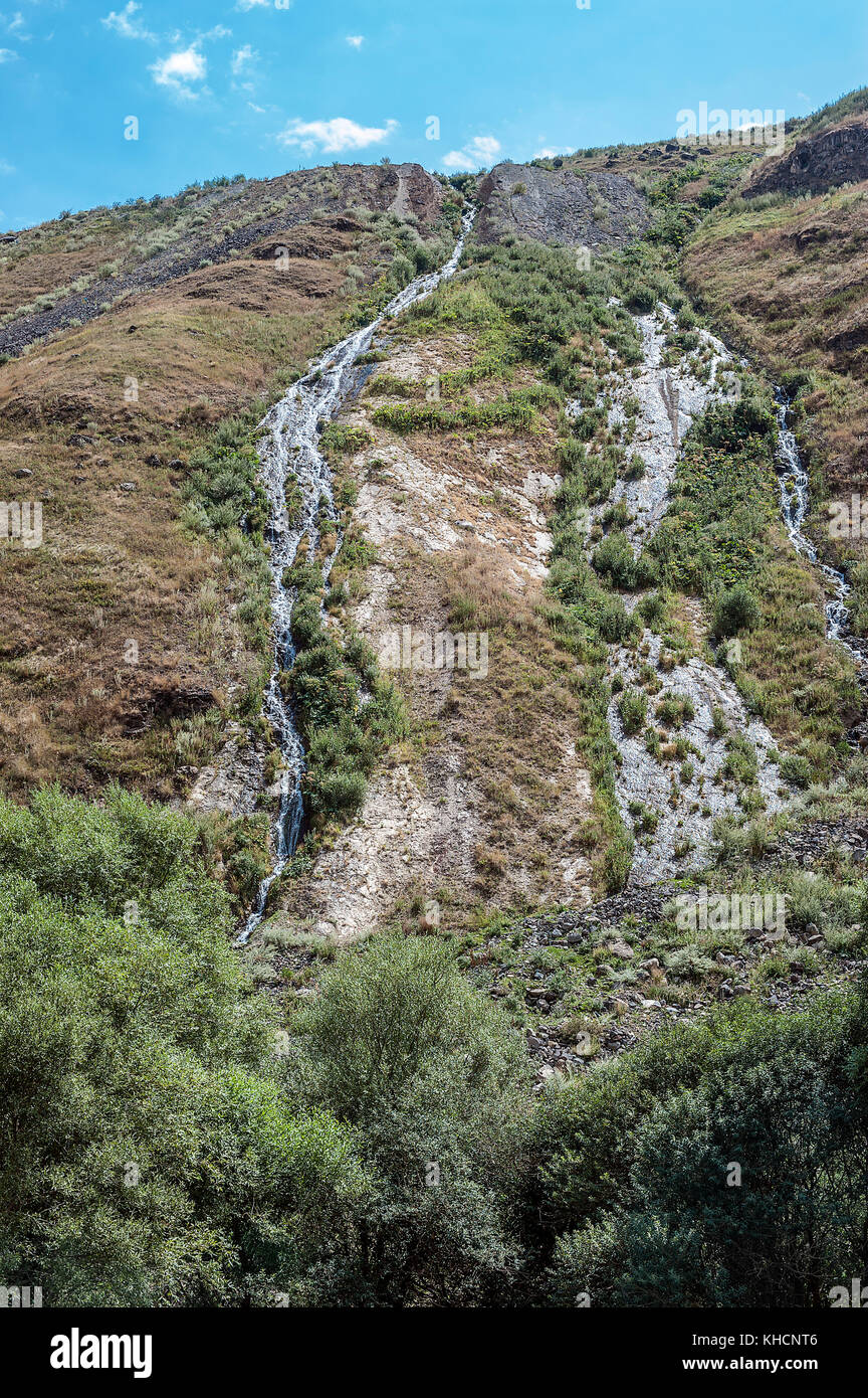 Georgia. la strada di akhaltsikhe a vardzia si corre lungo la splendida roccioso canyon del fiume Kura. Foto Stock