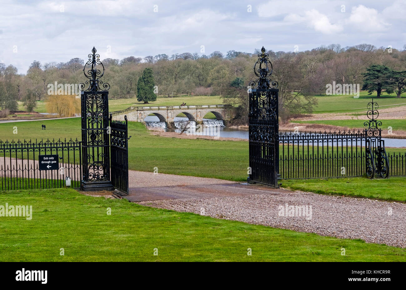 Cancelli in ferro e ringhiere all'entrata frontale di Kedleston Hall, Kedleston, Derbyshire, England, Regno Unito Foto Stock