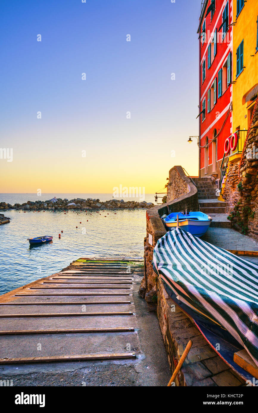 Villaggio di Riomaggiore, barche e mare in cinque terre al tramonto, Parco Nazionale delle cinque Terre, Liguria Italia Europa. Foto Stock