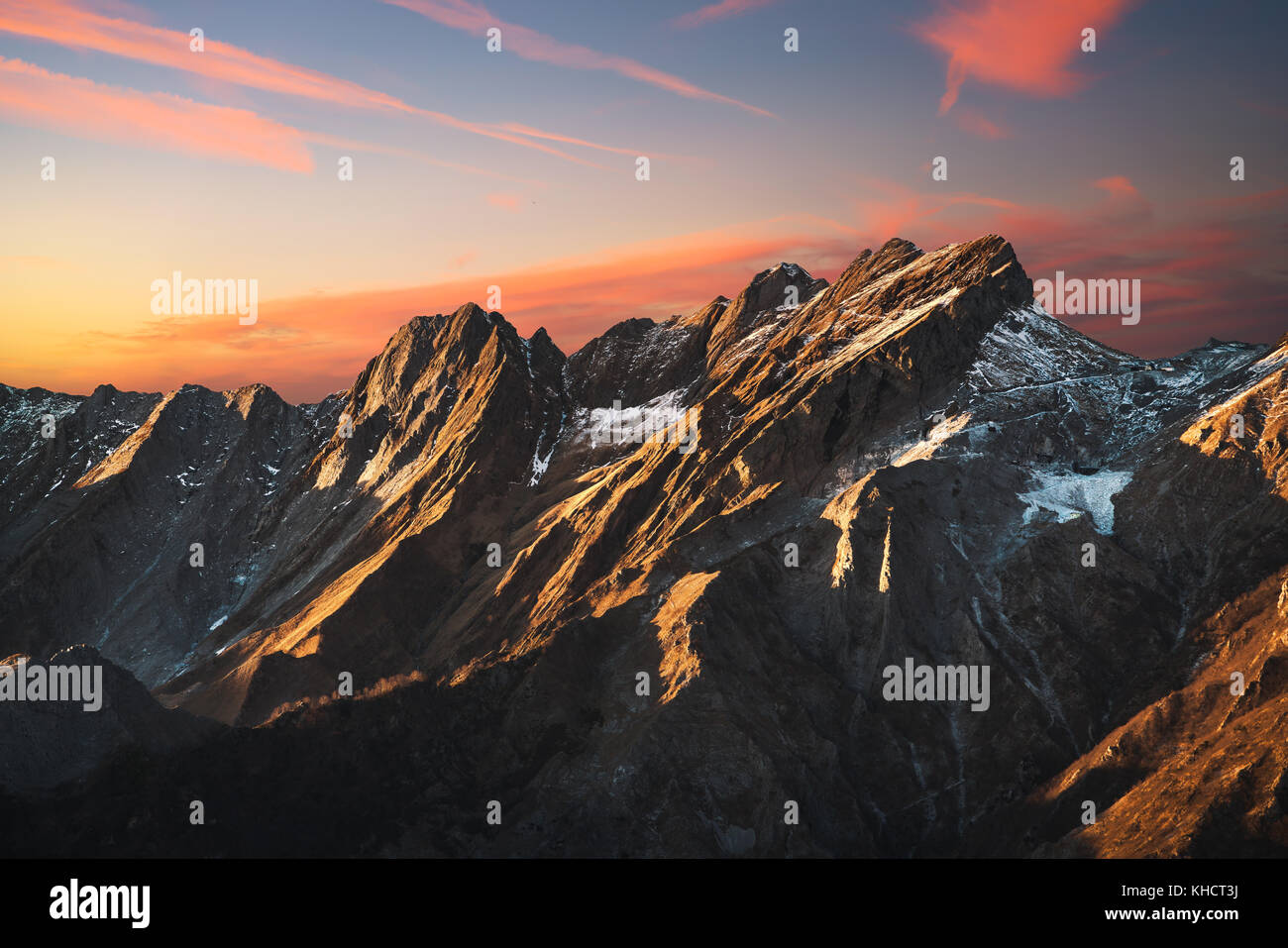 Alpi Apuane O Delle Alpi Apuane Montagne Innevate E La Cava