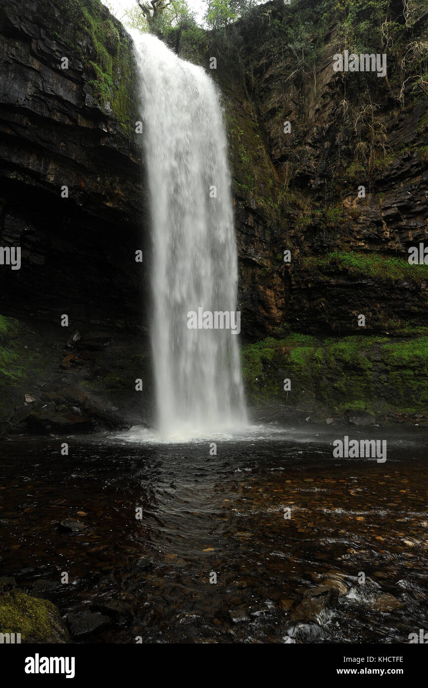 Henrhyd falls / sgwd henrhyd. a 90 piedi, questo è il più alto la cascata nel Galles del Sud. Foto Stock