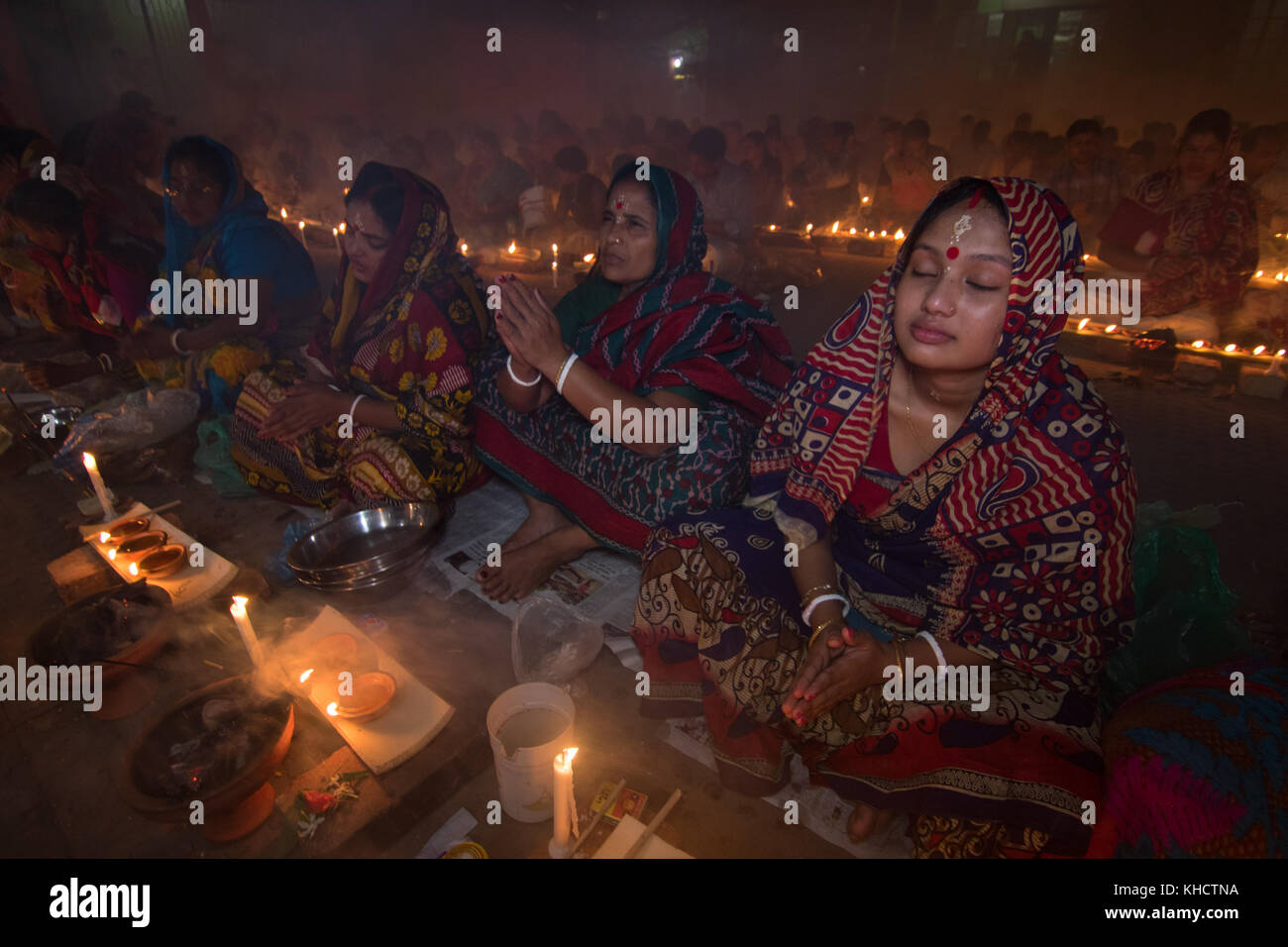 Dacca in Bangladesh. Xiv nov, 2017. devoti di partecipare con la preghiera a bruciare incenso e luce di lampade a olio prima di rompere il digiuno durante un festival religioso chiamato rakher upobash in barodi, vicino a Dacca in Bangladesh nel novembre 14, 2017. Credito: azim khan ronnie/Pacific press/alamy live news Foto Stock