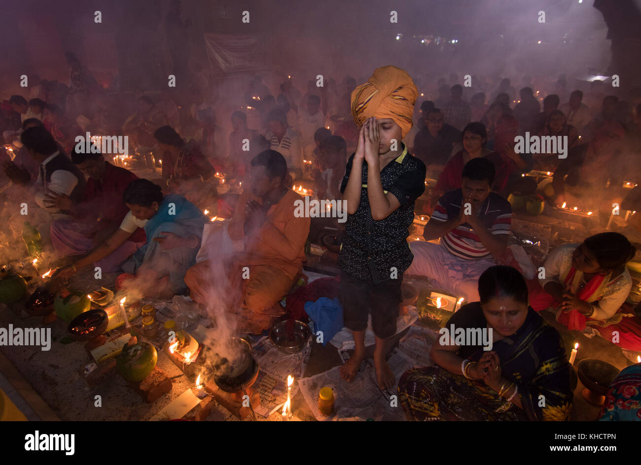 Dacca in Bangladesh. Xiv nov, 2017. devoti di partecipare con la preghiera a bruciare incenso e luce di lampade a olio prima di rompere il digiuno durante un festival religioso chiamato rakher upobash in barodi, vicino a Dacca in Bangladesh nel novembre 14, 2017. Credito: azim khan ronnie/Pacific press/alamy live news Foto Stock