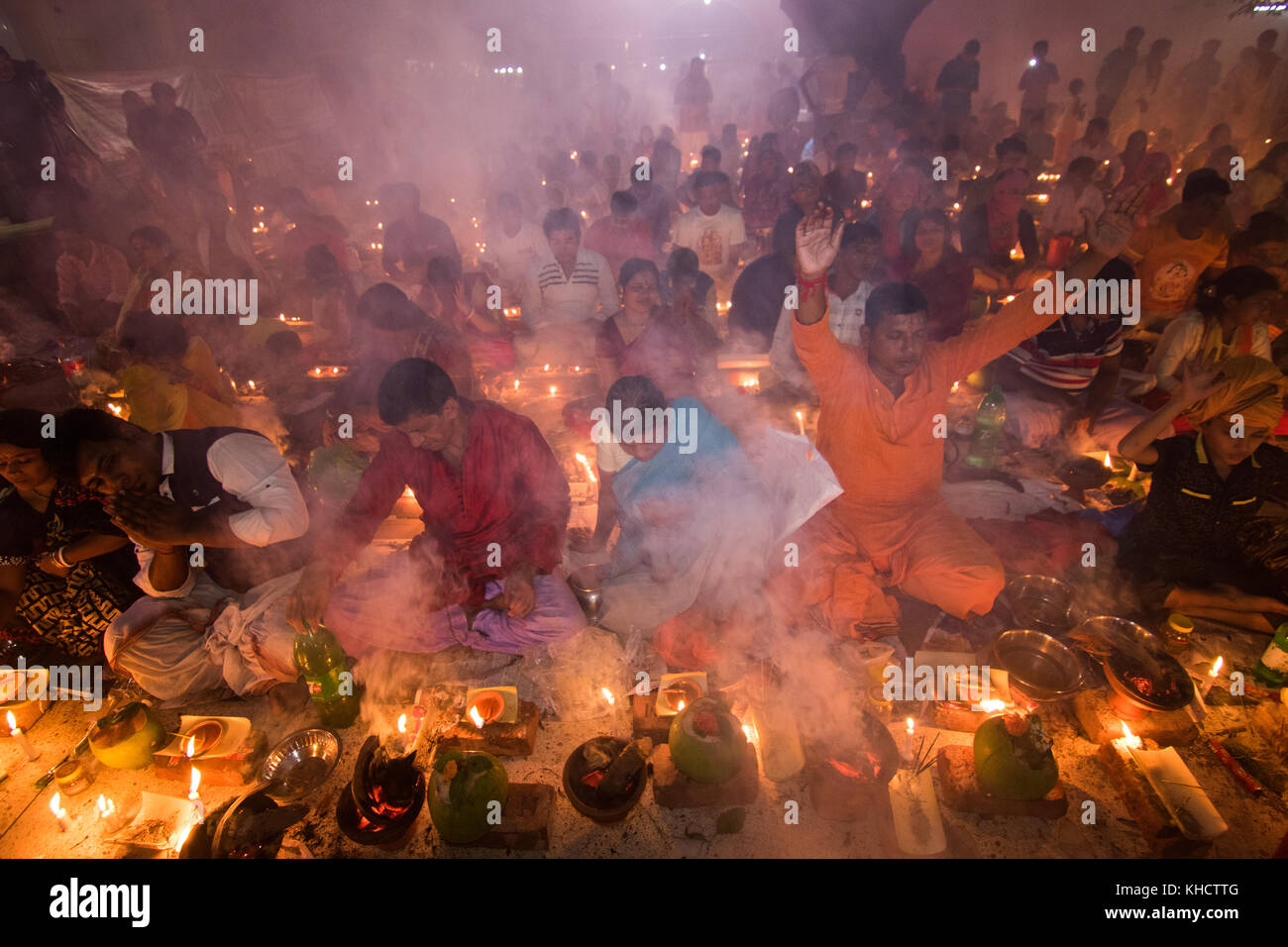 Dacca in Bangladesh. Xiv nov, 2017. devoti di partecipare con la preghiera a bruciare incenso e luce di lampade a olio prima di rompere il digiuno durante un festival religioso chiamato rakher upobash in barodi, vicino a Dacca in Bangladesh nel novembre 14, 2017. Credito: azim khan ronnie/Pacific press/alamy live news Foto Stock
