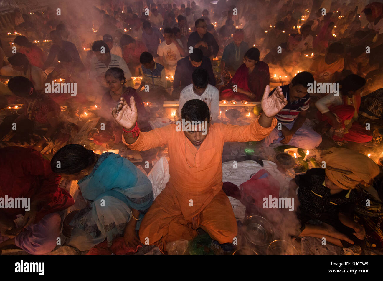 Dacca in Bangladesh. Xiv nov, 2017. devoti di partecipare con la preghiera a bruciare incenso e luce di lampade a olio prima di rompere il digiuno durante un festival religioso chiamato rakher upobash in barodi, vicino a Dacca in Bangladesh nel novembre 14, 2017. Credito: azim khan ronnie/Pacific press/alamy live news Foto Stock