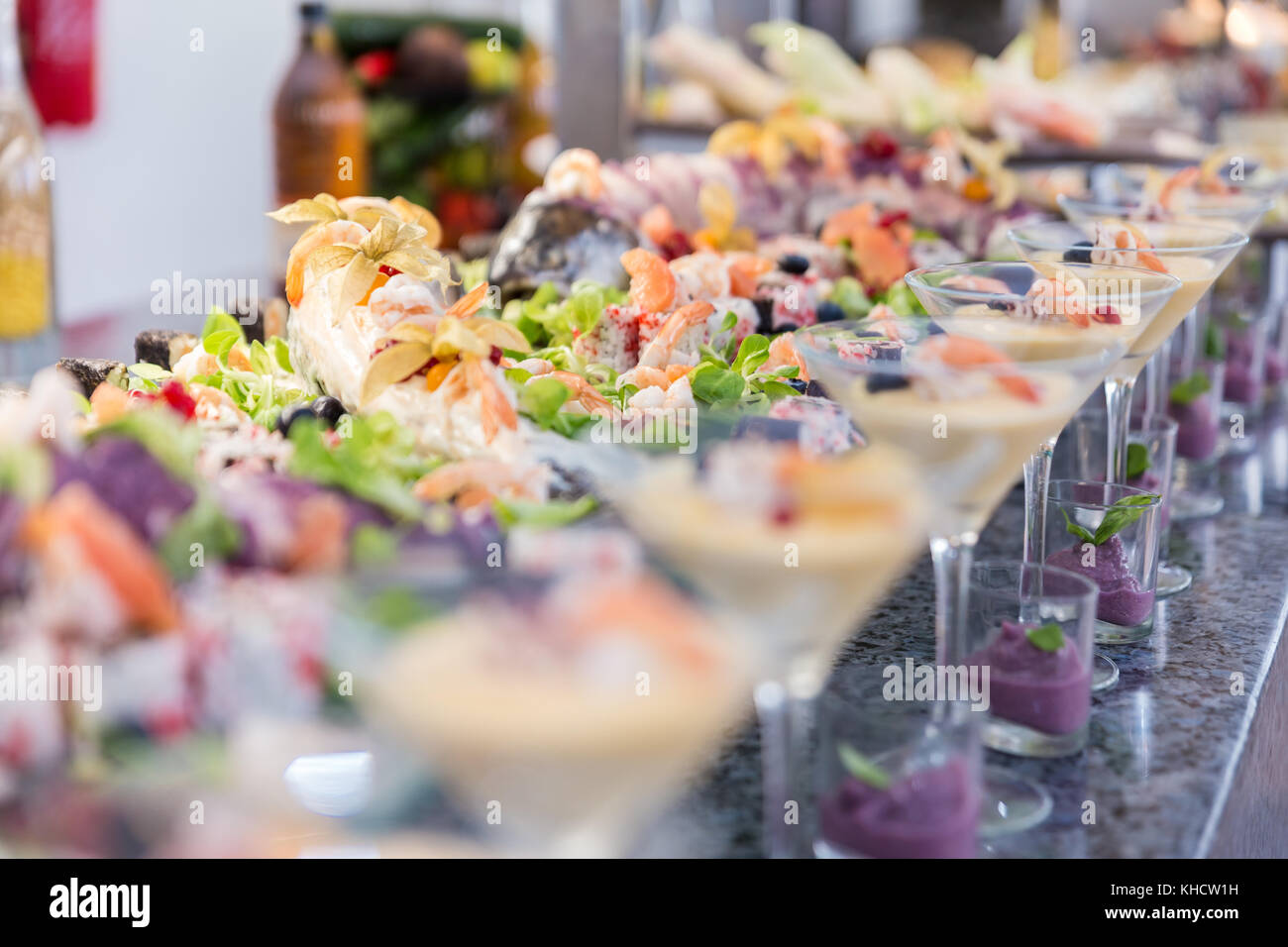 Cucina Asiatica a buffet in un hotel, california rotoli, pesce, insalate e i bicchieri con i gamberi in esso Foto Stock