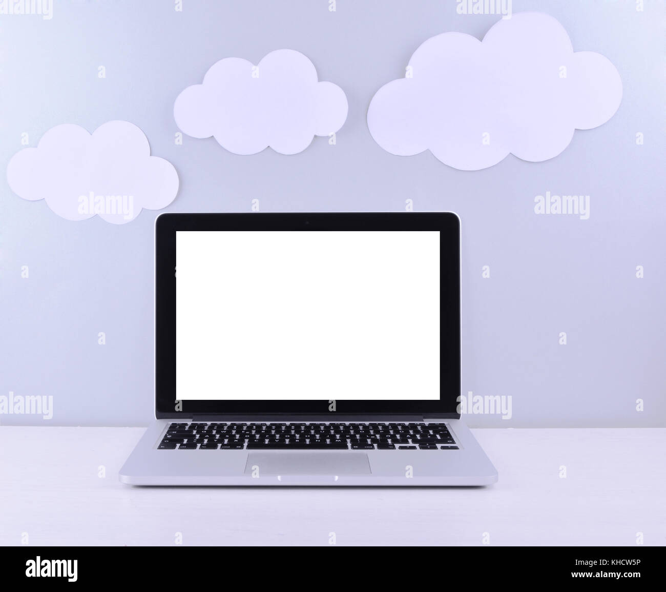 Elegante area di lavoro con computer portatile e sticky notes a casa o in studio. Foto Stock