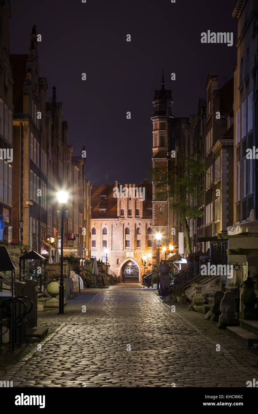 Vista di vecchi edifici sul vuoto st. Mary Street (ul. mariacka) e st. Mary's Gate (brama mariacka) nelle principali città (città vecchia) in Gdansk di notte. Foto Stock