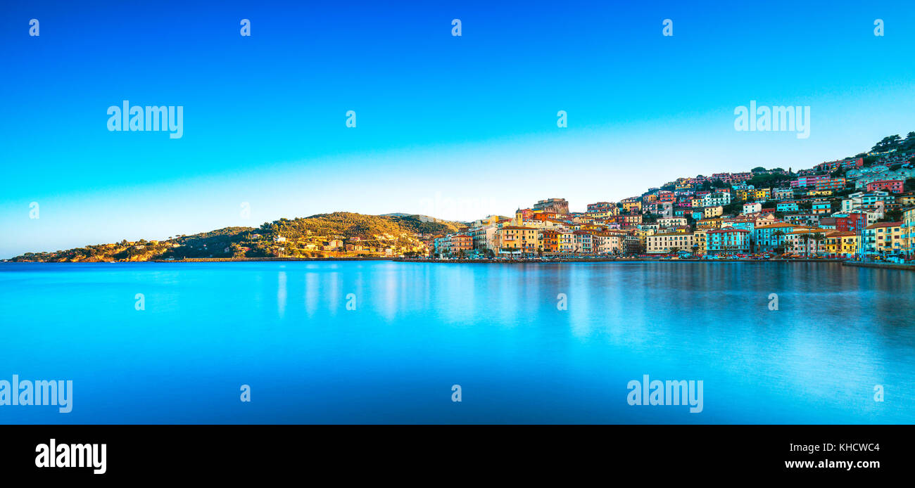Porto santo stefano vista panoramica del lungomare, italiano destinazione di viaggio. monte argentario, Toscana, Italia. Foto Stock