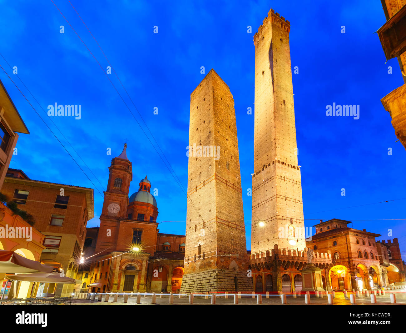 Famose due torri di Bologna durante la notte, Italia Foto Stock