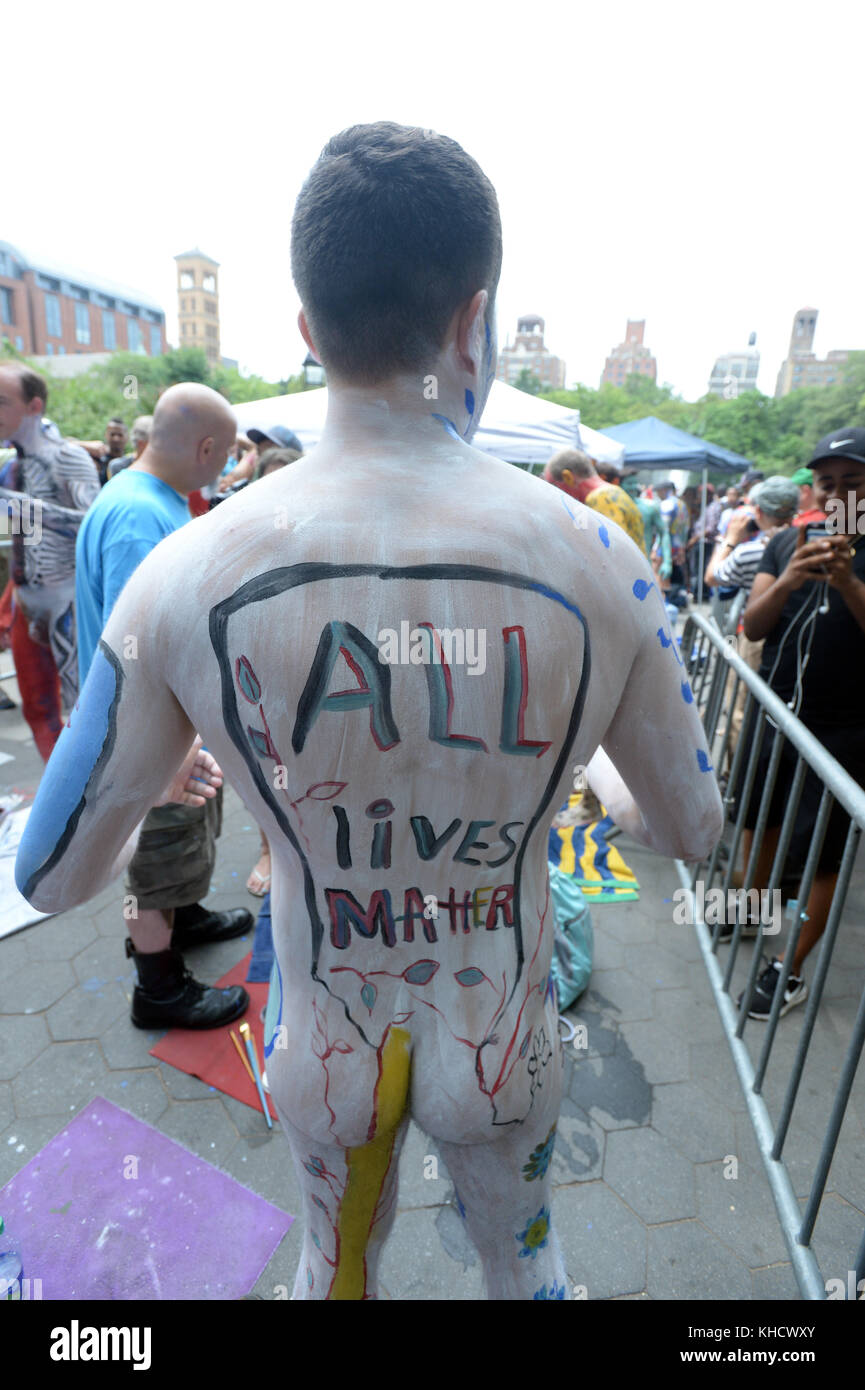 New york, ny - 22 luglio: bodypainting giorno nyc a Washington Square Park  sulla luglio 22, 2017 a New York City. persone: body painting trasmissione  ref: flxx Foto stock - Alamy