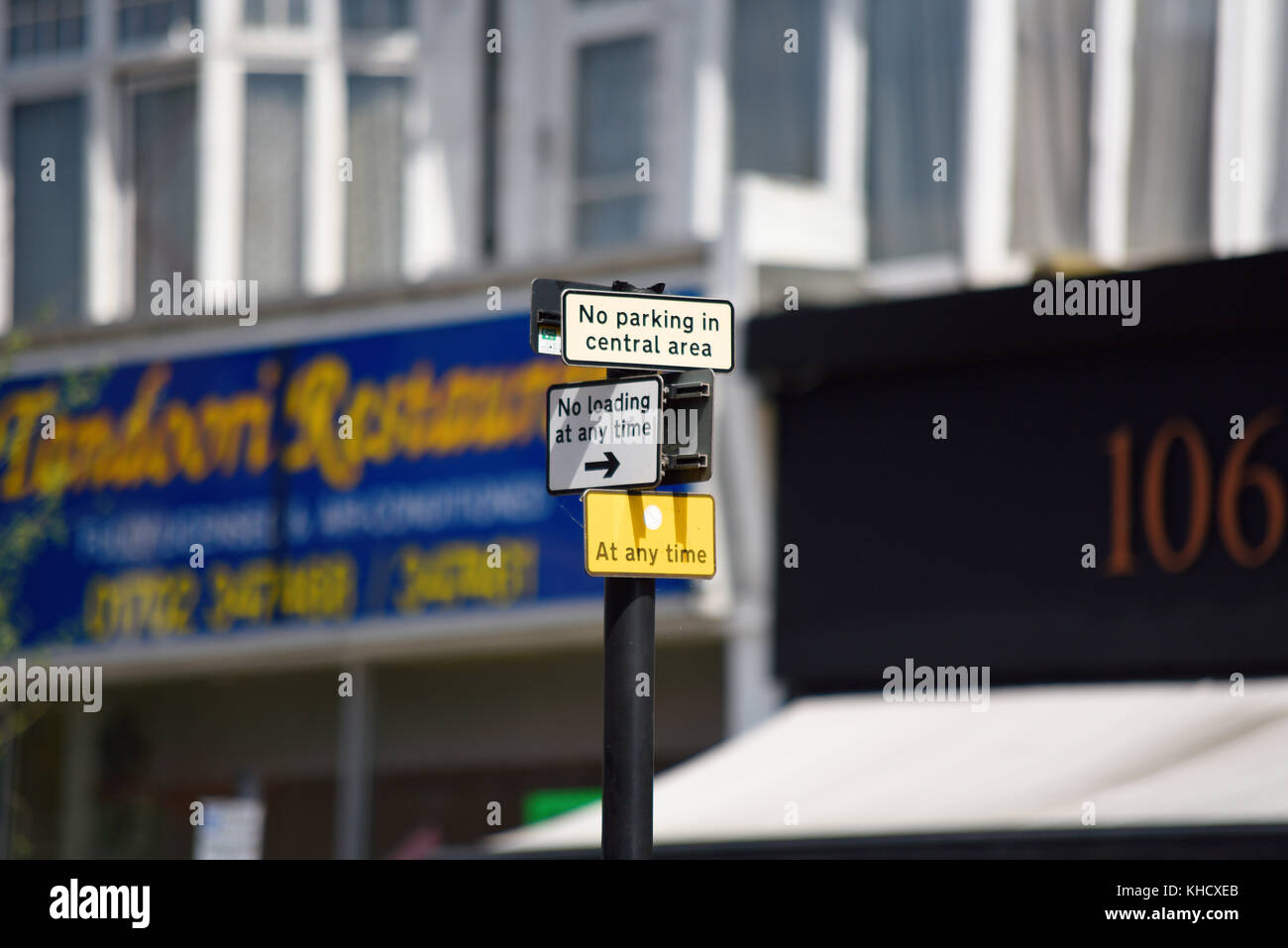 Nessun parcheggio in zona centrale cartello stradale. Nessun parcheggio in qualsiasi momento. Nessun caricamento in qualsiasi momento. Segno. Segni. Negozi. Shopping. Hamlet Court Road Westcliff on Sea Foto Stock