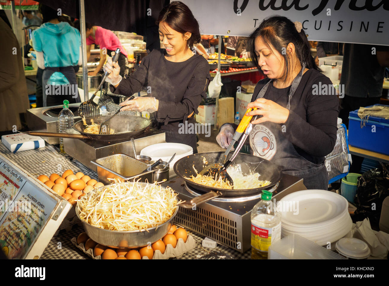 Asian street food in stallo Brick Lane Market. London 2017. Formato orizzontale. Foto Stock