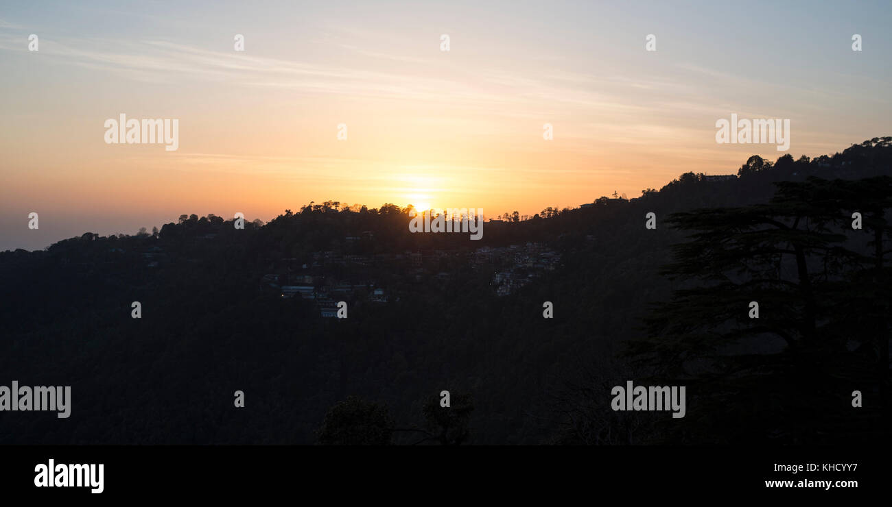 Tramonto sulle colline himalayane, Mcleod Ganj, India Foto Stock